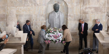 Ofrenda y conferencia en la Universidad para celebrar el ‘Día de Unamuno’