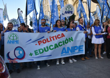 ‘Menos política y más educación’, lema del Sindicato ANPE en la manifestación ante el Congreso de los Diputados
