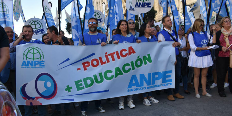 ‘Menos política y más educación’, lema del Sindicato ANPE en la manifestación ante el Congreso de los Diputados
