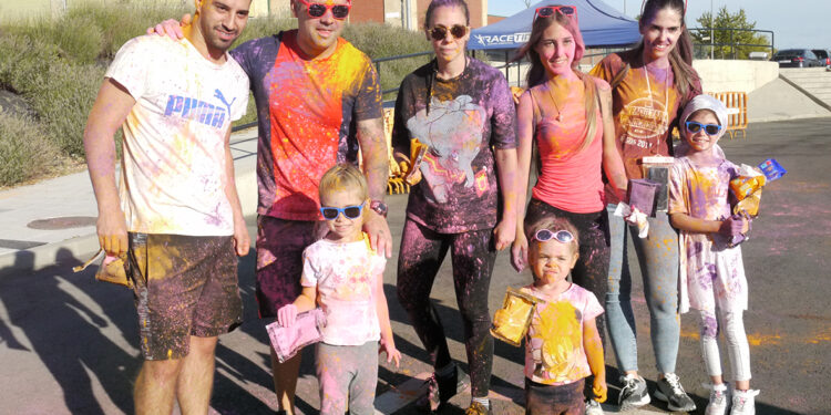 La música, la diversión y los polvos de colores de la ‘Party Color’ salpican el recinto ferial de Carbajosa