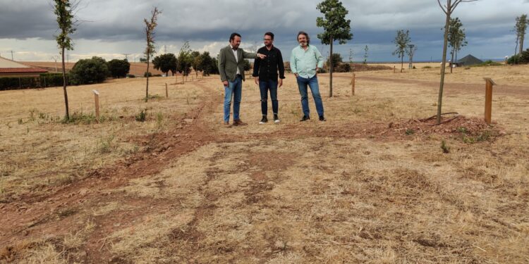 El Ayuntamiento instala riego en la pradera del ‘Bosque de los niños’ para asegurar el correcto mantenimiento de más de 100 árboles