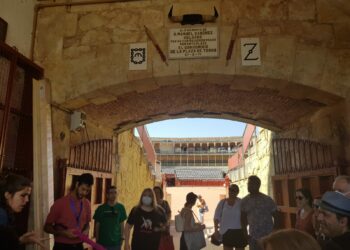 Los salmantinos emulan a las figuras del toreo y recorren las principales estancias de La Glorieta