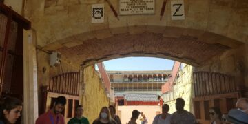 Los salmantinos emulan a las figuras del toreo y recorren las principales estancias de La Glorieta