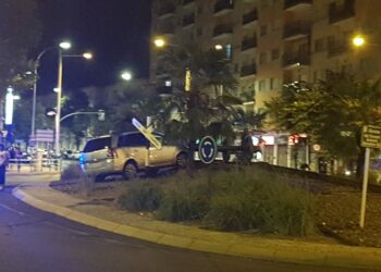 Un vehículo se empotra contra la glorieta del Coronel Antonio Heredero Gil