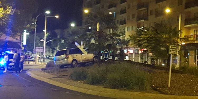 Un vehículo se empotra contra la glorieta del Coronel Antonio Heredero Gil