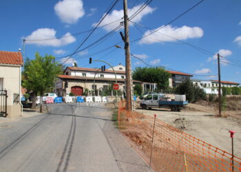 La ejecución de la última fase de las obras de acondicionamiento y ensanche del acceso a Las Dunas obliga a cortar el tráfico desde la carretera de Aldealengua