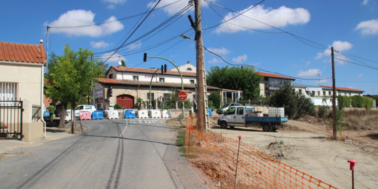La ejecución de la última fase de las obras de acondicionamiento y ensanche del acceso a Las Dunas obliga a cortar el tráfico desde la carretera de Aldealengua