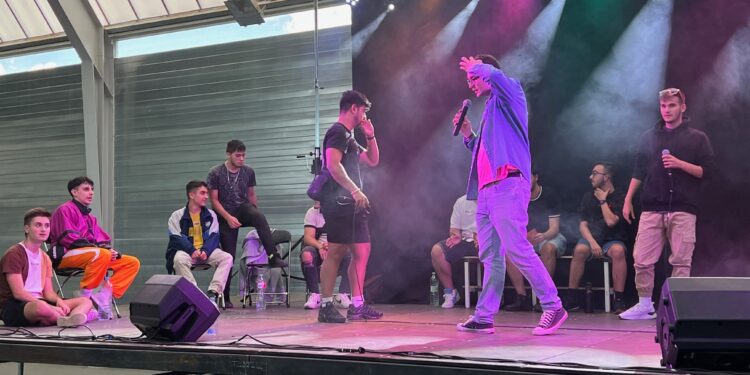 La batalla de rap pone el broche final a la programación especial de verano para los jóvenes de Carbajosa