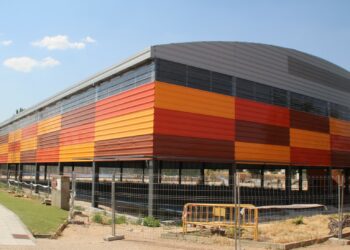 La renuncia de la empresa a concluir el cerramiento de la pista polideportiva obliga al Consistorio a abrir un nuevo proceso de adjudicación
