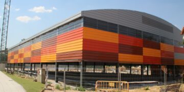 La renuncia de la empresa a concluir el cerramiento de la pista polideportiva obliga al Consistorio a abrir un nuevo proceso de adjudicación