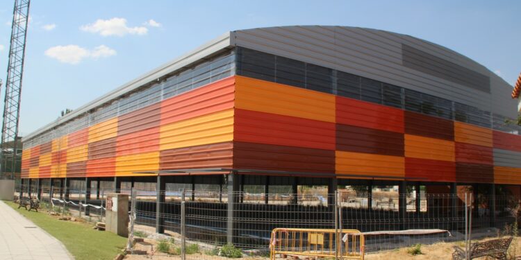 La renuncia de la empresa a concluir el cerramiento de la pista polideportiva obliga al Consistorio a abrir un nuevo proceso de adjudicación