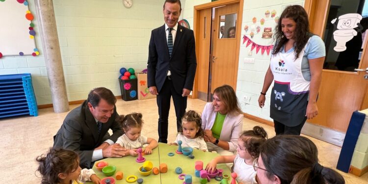 La Junta implantará la enseñanza gratuita para niños de 1 a 2 años el próximo curso 2023-24 y un nuevo sistema único de admisión para facilitar la conciliación a las familias