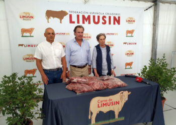 Cáritas recibe 200 kilos de carne de una ternera de pura raza Limusín para los centros de Salamanca