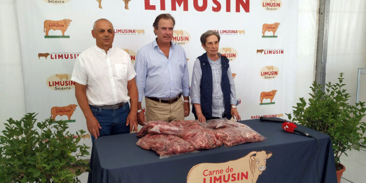 Cáritas recibe 200 kilos de carne de una ternera de pura raza Limusín para los centros de Salamanca