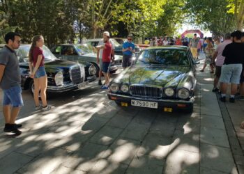 Las ‘joyas’ de los vehículos clásicos y el Día del Tamborilero centran las actividades en el ecuador de las fiestas