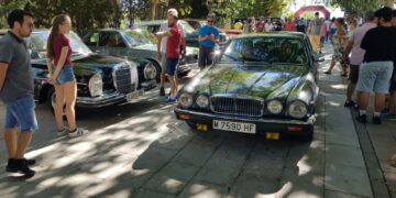 Las ‘joyas’ de los vehículos clásicos y el Día del Tamborilero centran las actividades en el ecuador de las fiestas