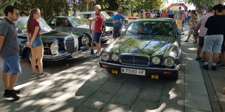 Las ‘joyas’ de los vehículos clásicos y el Día del Tamborilero centran las actividades en el ecuador de las fiestas