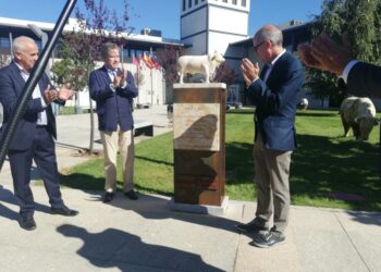 Javier Iglesias y Pedro Domecq inauguran la escultura homenaje a la Diputación con motivo de los 30 años de colaboración con la raza Limusina