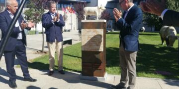 Javier Iglesias y Pedro Domecq inauguran la escultura homenaje a la Diputación con motivo de los 30 años de colaboración con la raza Limusina