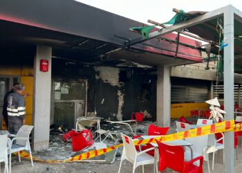 Un incendio calcina parte de la cafetería de las piscinas municipales de Villamayor