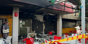 Un incendio calcina parte de la cafetería de las piscinas municipales de Villamayor