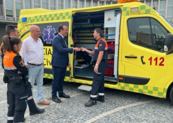 La nueva ambulancia adquirida por el Ayuntamiento permitirá mejorar los servicios que presta Protección Civil