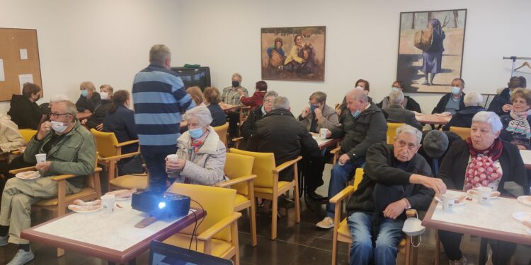 El Ayuntamiento cede una sala a la Asociación de Familias de Enfermos de Alzheimer para facilitar la formación a través de talleres