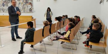 Los alumnos del Martín Gaite piden al alcalde la creación de huertos de ocio en el patio del colegio