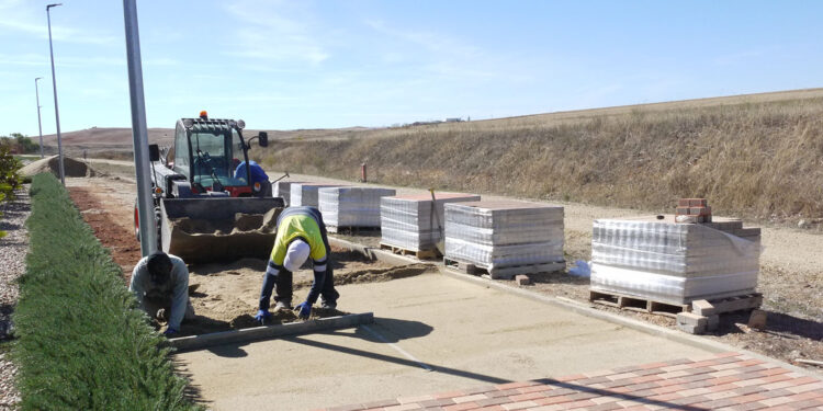 Comienzan las obras de urbanización de la calle Salamanca, en zona de la Vía Verde que une Carbajosa con Alba de Tormes