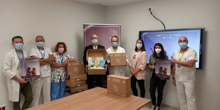Pyfano presenta en el hospital su ‘caja’ para cuidar de los menores con cáncer