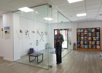 El acerado perimetral y un recibidor acristalado completan las mejoras de la biblioteca Antonio de Nebrija