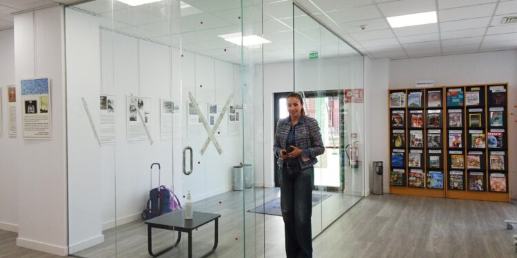 El acerado perimetral y un recibidor acristalado completan las mejoras de la biblioteca Antonio de Nebrija