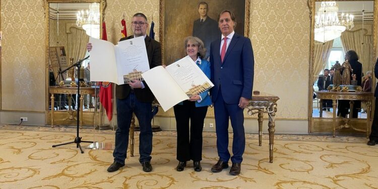 Los poetas Luz Mary Giraldo y Federico Díaz-Granados nombrados con el título de Huésped Distinguido de Salamanca