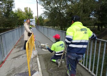 Inversión de 12.000 euros en la pasarela de la Plaza de la Iglesia para facilitar el acceso a la Isla del Soto a las personas con movilidad reducida