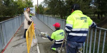 Inversión de 12.000 euros en la pasarela de la Plaza de la Iglesia para facilitar el acceso a la Isla del Soto a las personas con movilidad reducida