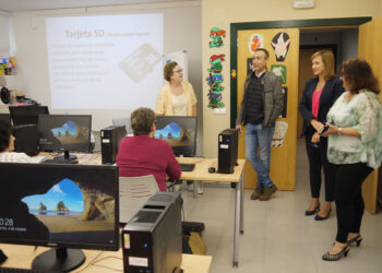 Los mayores de Carbajosa aprenderán a realizar trámites online y a manejar las app y las redes sociales en la segunda parte del taller ‘Me atrevo con la tecnología’