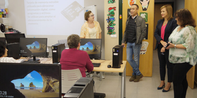 Los mayores de Carbajosa aprenderán a realizar trámites online y a manejar las app y las redes sociales en la segunda parte del taller ‘Me atrevo con la tecnología’