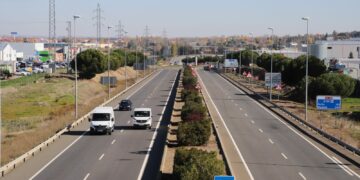 El PP de Carbajosa tacha de «tomadura de pelo» el freno del Gobierno de Pedro Sánchez al proyecto de la pasarela peatonal de unión entre polígonos, cuyas obras deberían haber comenzado el pasado mes de agosto