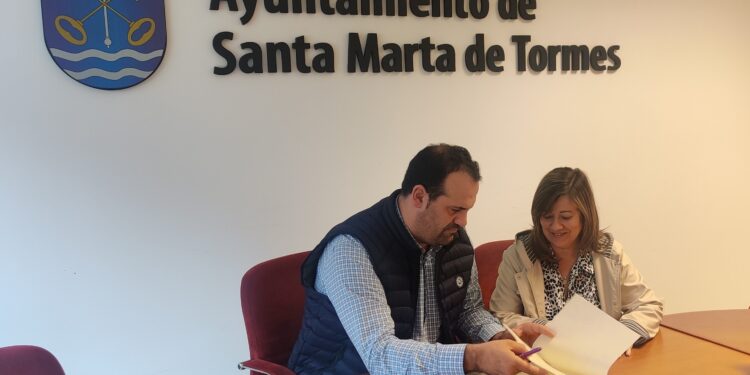 La renovación del convenio permitirá a las personas mayores seguir utilizando el servicio de fisioterapia