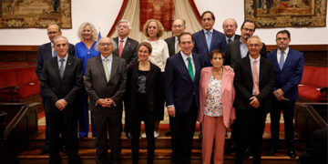 Alumni-Universidad nombra Socios de Honor al Ayuntamiento de Salamanca, Antonio Jesús Fonseca-Herrero, Antonio Colinas, Helena González y Katsuyuki Tanaka
