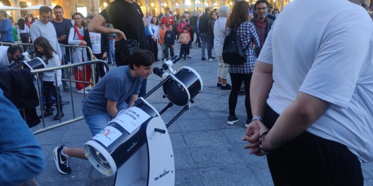 Noche de observación astronómica en la Plaza Mayor de Salamanca