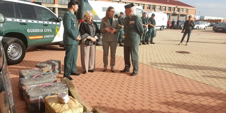 La Guardia Civil de Salamanca detiene a una mujer que transportaba once fardos con 330 kilos de hachís en una furgoneta