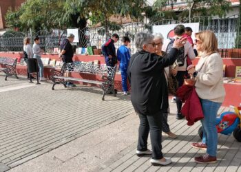 Éxito de una suelta de libros de Santa Marta Decide para reutilizarlos y seguir animando a la población a leer