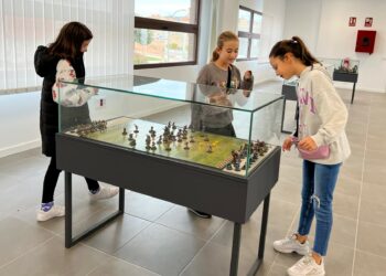El mundo de las miniaturas de los juegos de estrategia y rol ‘engancha’ a niños y jóvenes de Villares
