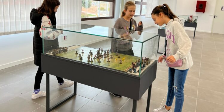 El mundo de las miniaturas de los juegos de estrategia y rol ‘engancha’ a niños y jóvenes de Villares