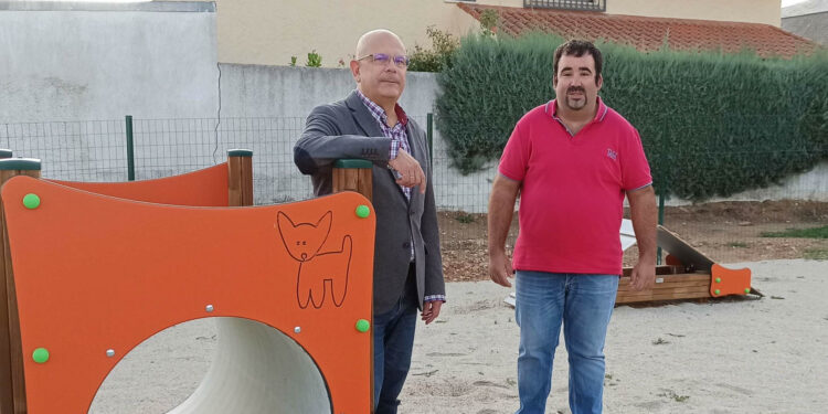 Los vecinos de las urbanizaciones La Mina y El Viso estrenan el tercer parque canino agility instalado en Villares