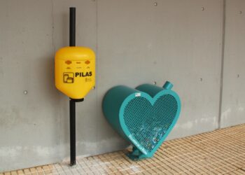 Villares y Villamayor estrenan los contenedores para reciclar pilas