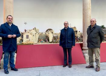 El Patio de la Salina ya acoge el Belén navideño de 40 metros y 200 figuras montado por la Asociación La Morana