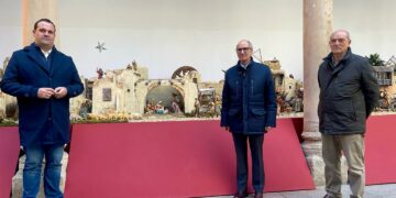 El Patio de la Salina ya acoge el Belén navideño de 40 metros y 200 figuras montado por la Asociación La Morana