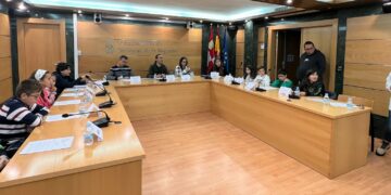 Campañas para concienciar de no tirar chicles al suelo o llevar el bocadillo en fiambreras para reducir residuos, nuevas propuestas de los niños de Carbajosa en el Consejo de Infancia